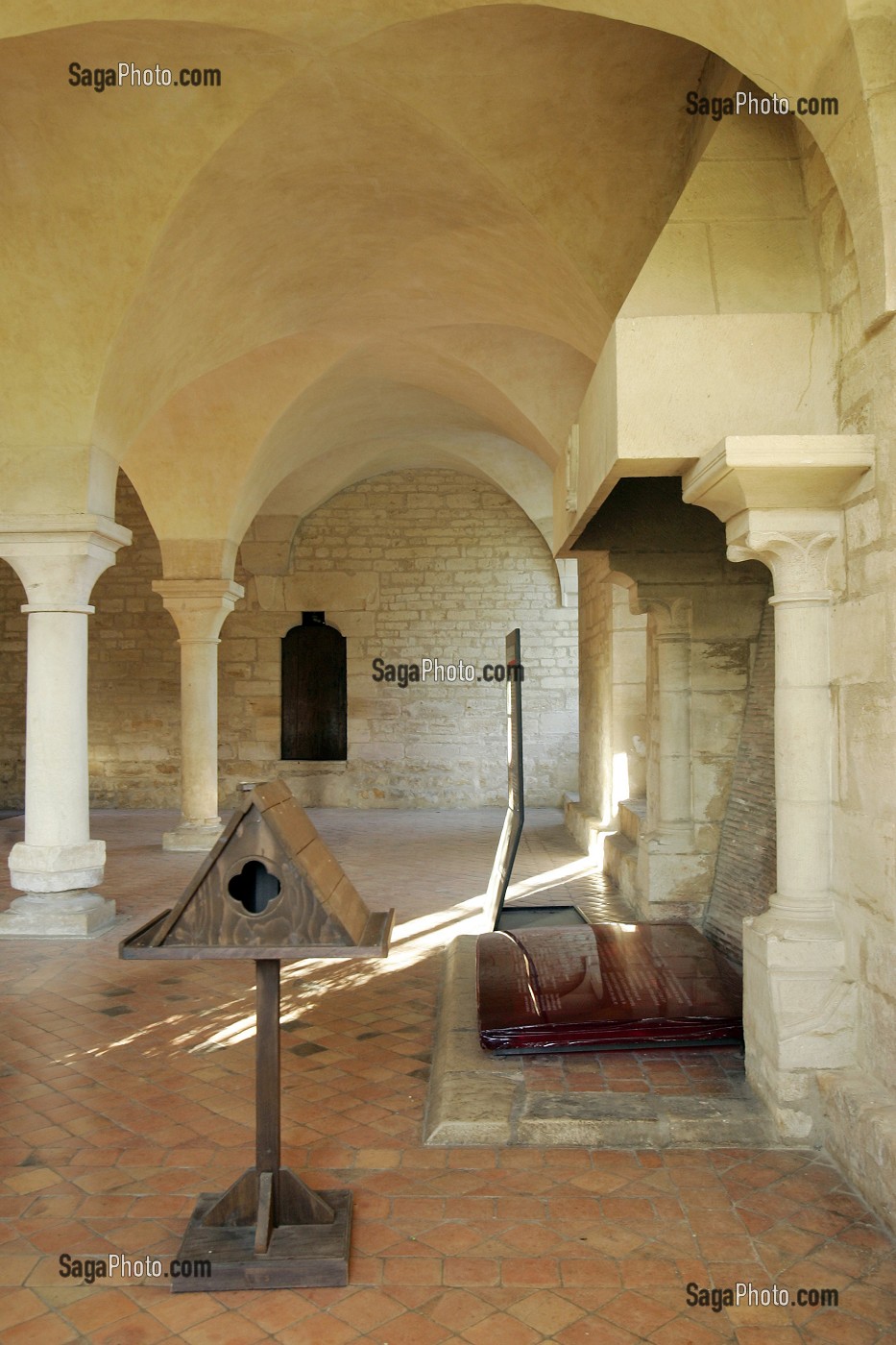REFECTOIRE DES MOINES, INTERIEUR, ABBAYE DE NOIRLAC, CHER (18), FRANCE 