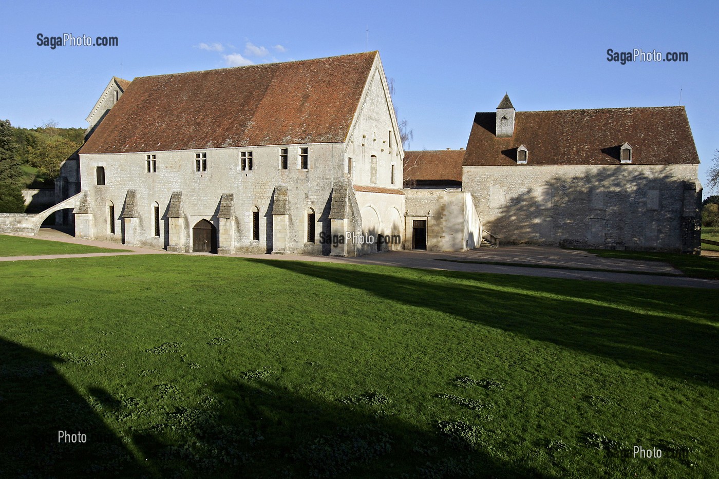 CELLIER ET REFECTOIRE, EXTERIEUR, ABBAYE DE NOIRLAC, CHER (18), FRANCE 