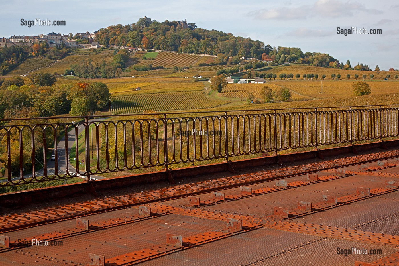 PANORAMA SUR LES VIGNES DE SANCERRE EN AUTOMNE DEPUIS LE VIADUCT DE MENETREOL-SOUS-SANCERRE, CHER (18), FRANCE 