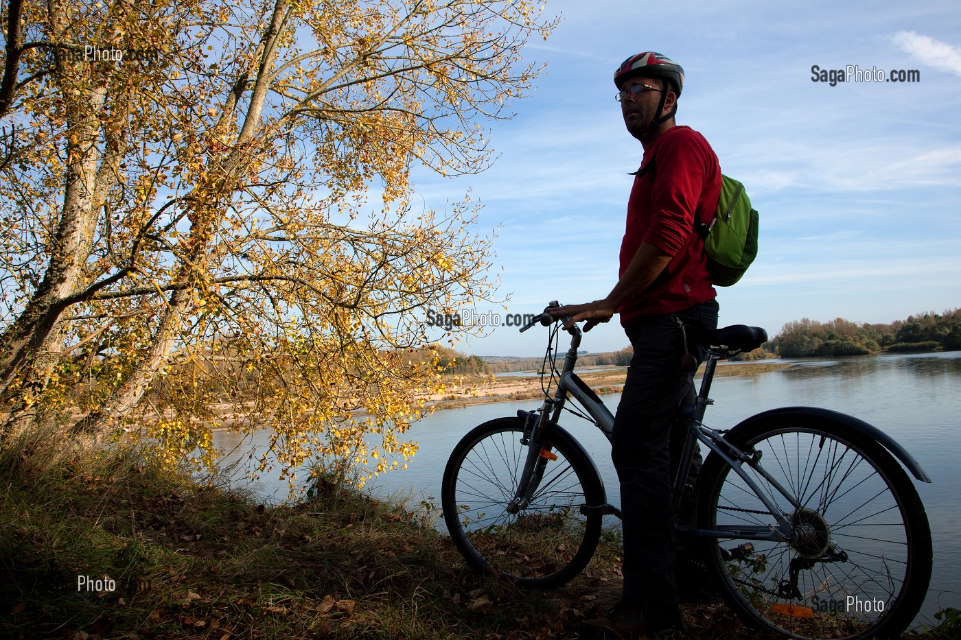 CYCLISTE AU BORD DE LA LOIRE, MENETREOL-SOUS-SANCERRE, ITINERAIRE DE LA LOIRE A VELO, CHER (18), FRANCE 