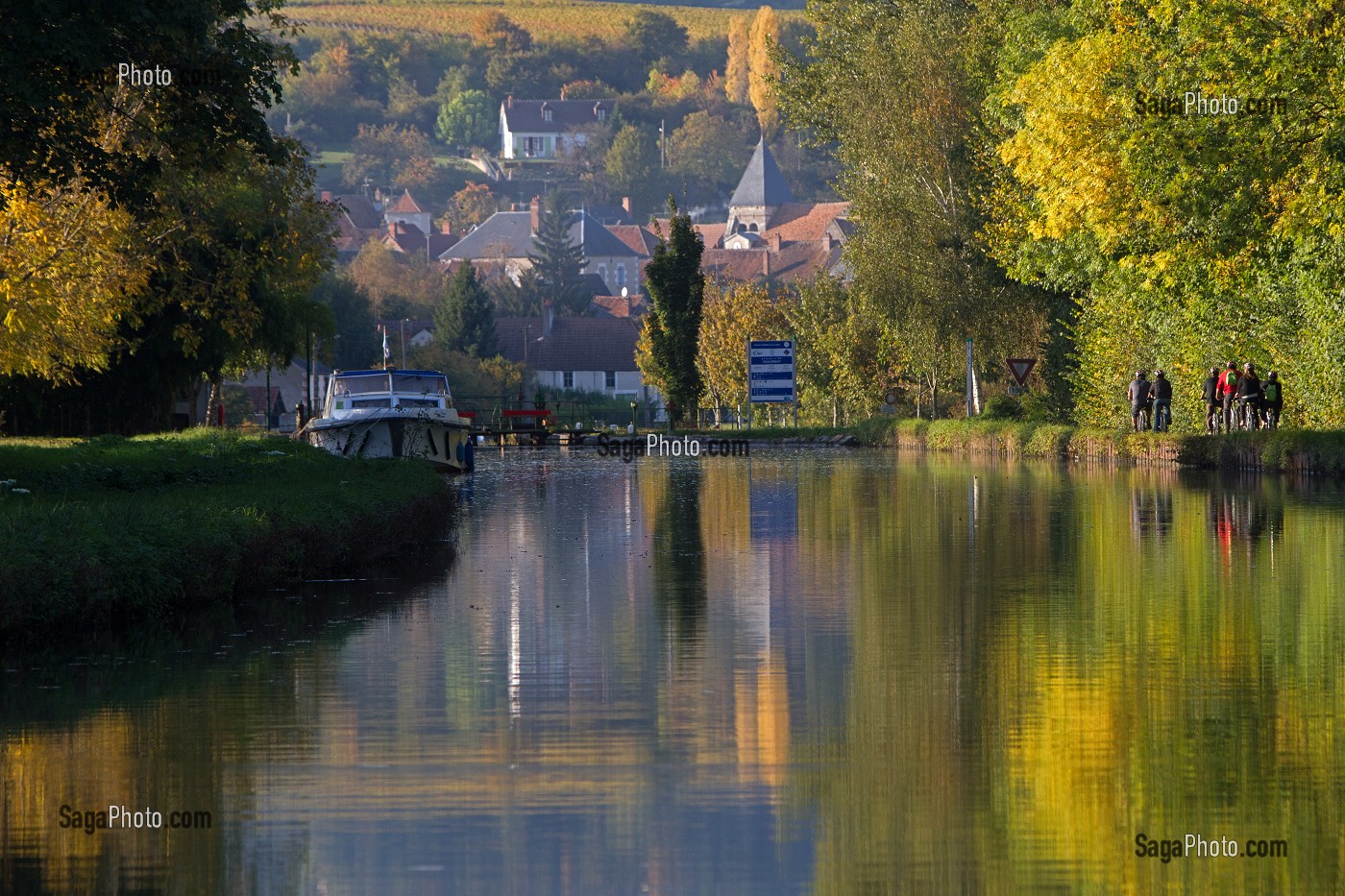CYCLISTES ENTRE AMIS EN BALADE AU BORD DU CANAL LATERAL A LA LOIRE, MENETREOL-SOUS-SANCERRE, ITINERAIRE DE LA LOIRE A VELO, CHER (18), FRANCE 