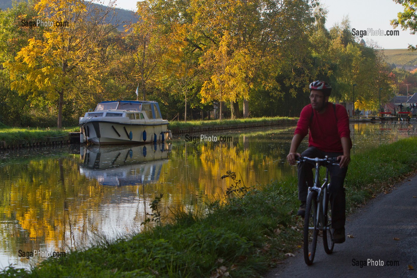 CYCLISTE EN BALADE AU BORD DU CANAL LATERAL A LA LOIRE, MENETREOL-SOUS-SANCERRE, ITINERAIRE DE LA LOIRE A VELO, CHER (18), FRANCE 