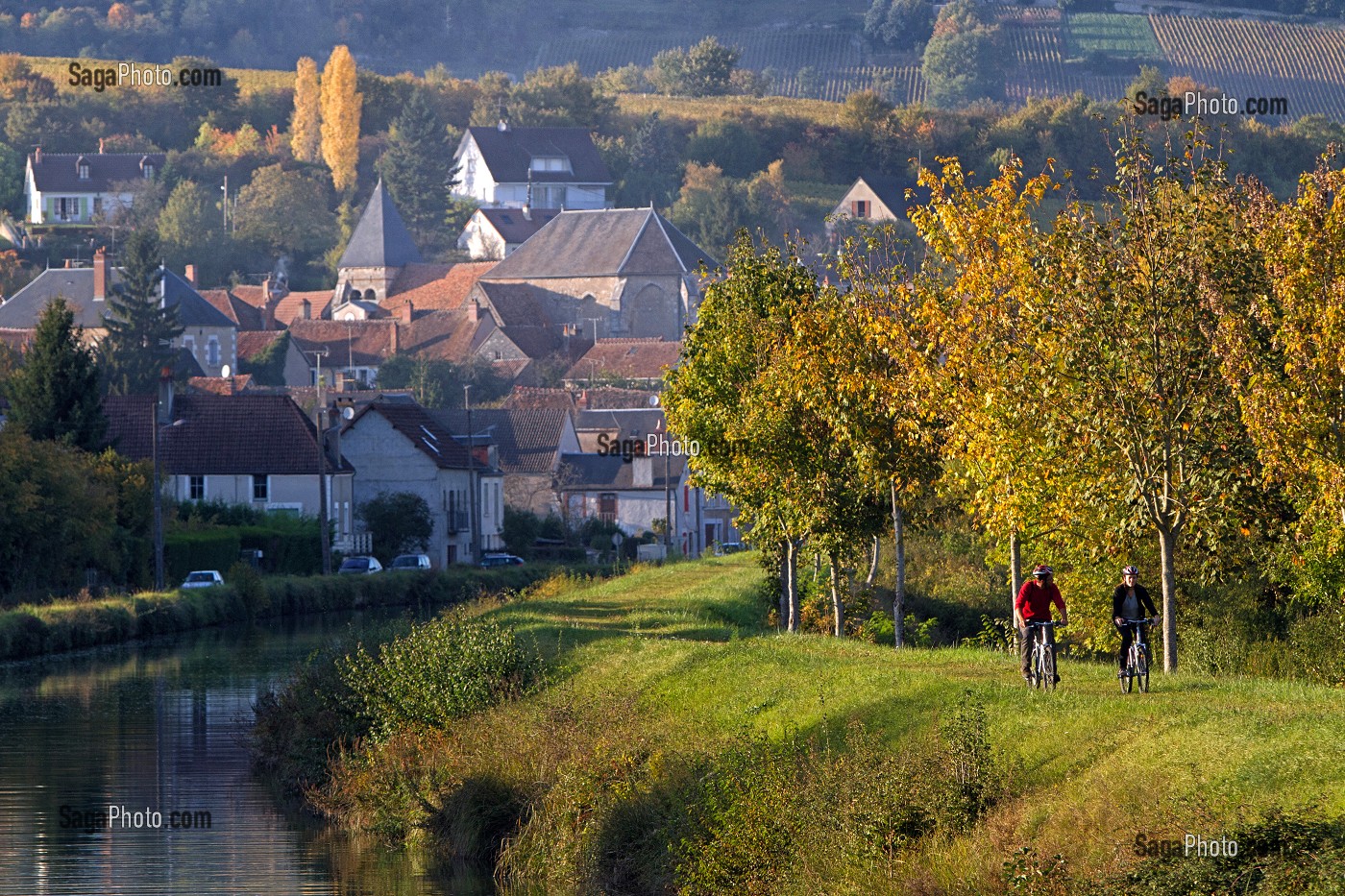 COUPLE DE CYCLISTES EN BALADE AU BORD DU CANAL LATERAL A LA LOIRE, MENETREOL-SOUS-SANCERRE, ITINERAIRE DE LA LOIRE A VELO, CHER (18), FRANCE 