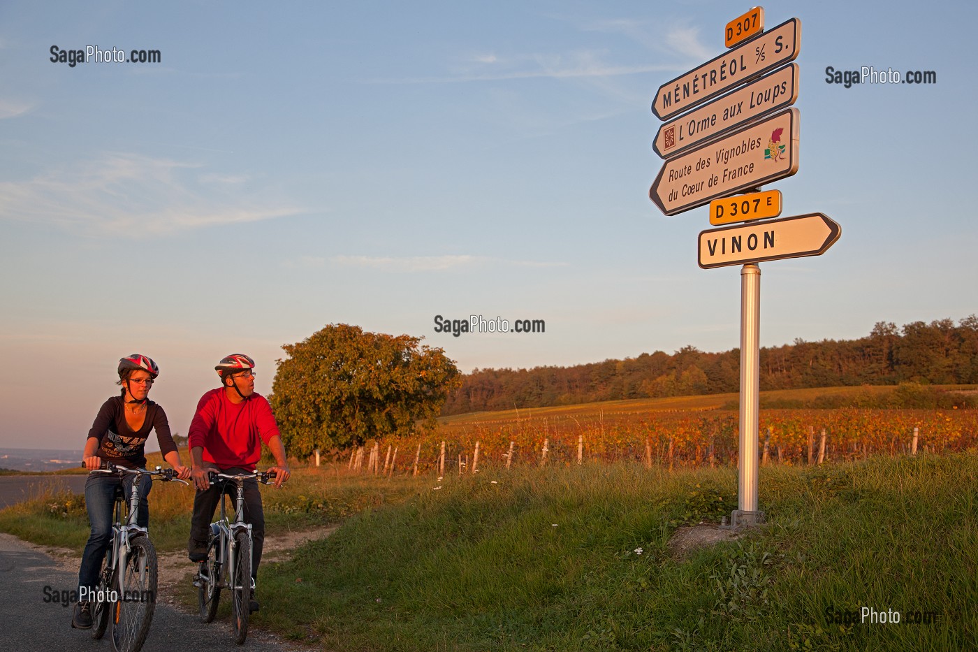 COUPLE DE CYCLISTES EN BALADE DANS LES VIGNES DE SANCERRE SUR LA ROUTE DES VIGNOBLE DU COEUR DE LA FRANCE, ITINERAIRE DE LA LOIRE A VELO, CHER (18), FRANCE 