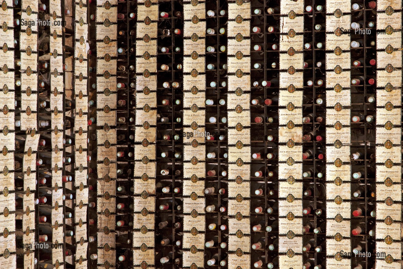 GRANDS CRUS DES DIFFERENTS DOMAINES, OENOTHEQUE DANS LE CELLIER DU CHATEAU DU CLOS VOUGEOT, SIEGE DE LA CONFRERIE DES CHEVALIERS DU TASTEVIN, ROUTE DES GRANDS CRUS DE BOURGOGNE, VOUGEOT, COTE D’OR (21), FRANCE 