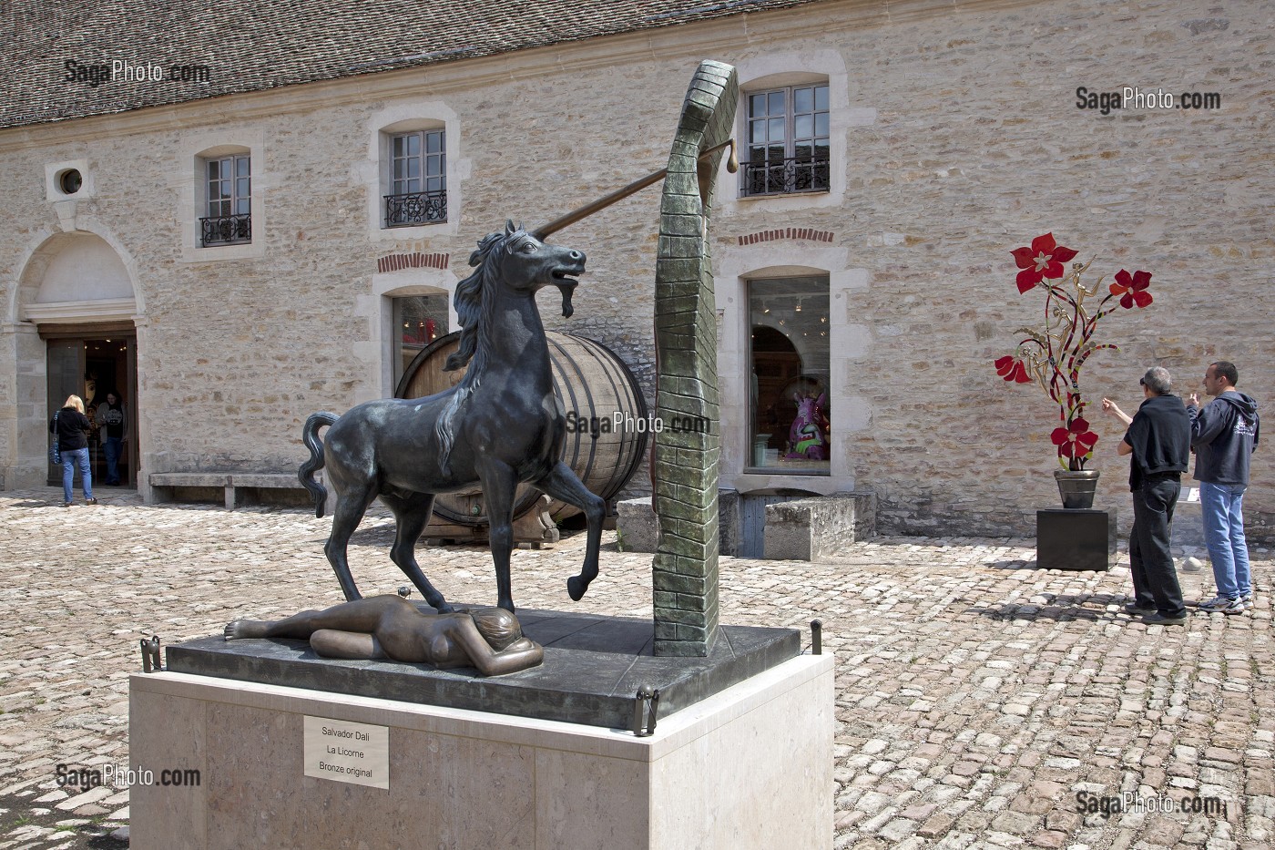 SCULPTURE EN BRONZE DE SALVADOR DALI INTITULEE 'LA LICORNE' EXPOSITION DANS LA COUR DU CHATEAU DE POMMARD, ROUTE DES GRANDS CRUS DE BOURGOGNE, POMMARD, COTE D’OR (21), FRANCE 