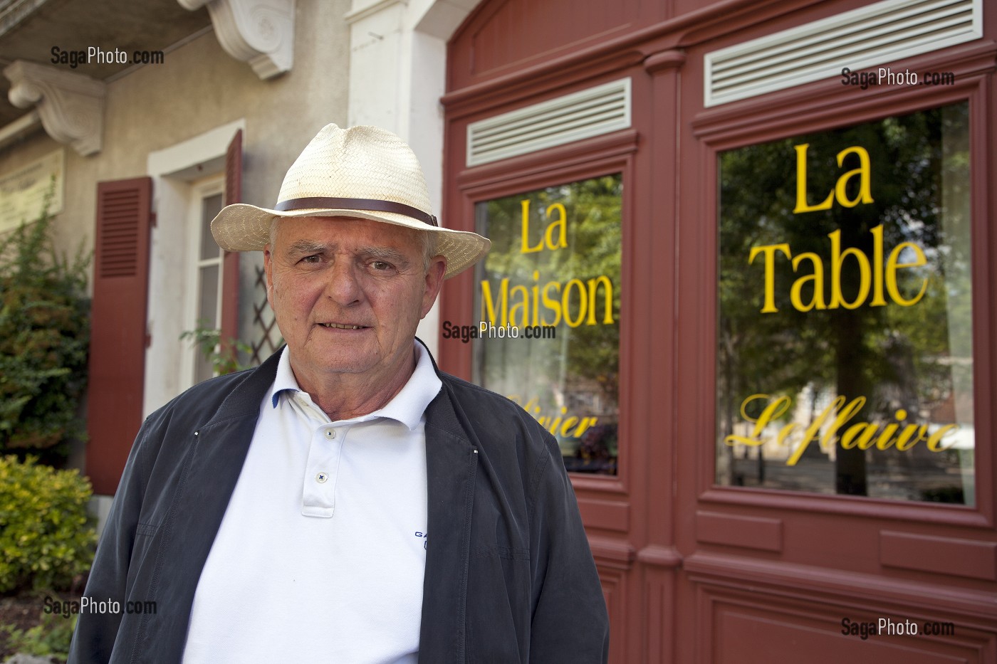 OLIVIER LEFLAIVE, VIGNERON ET RESTAURATEUR, DEVANT LA MAISON ET LA TABLE, ROUTE DES GRANDS CRUS DES VINS DE BOURGOGNE, PULIGNY-MONTRACHET, COTE D'OR (21), FRANCE