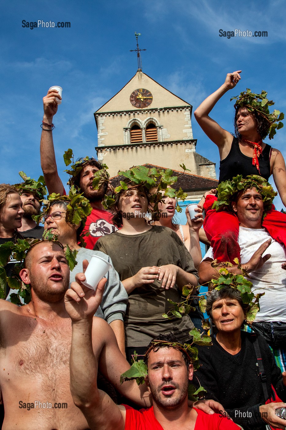 BAN BOURGUIGNON DANS LES VIGNES, FETE TRADITIONNELLE DU DERNIER JOUR DE VENDANGES MANUELLES, BOURGOGNE BLANC, DOMAINE VITICOLE HUBER-VERDEREAU, VOLNAY, COTE-D’OR (21), BOURGOGNE, FRANCE 