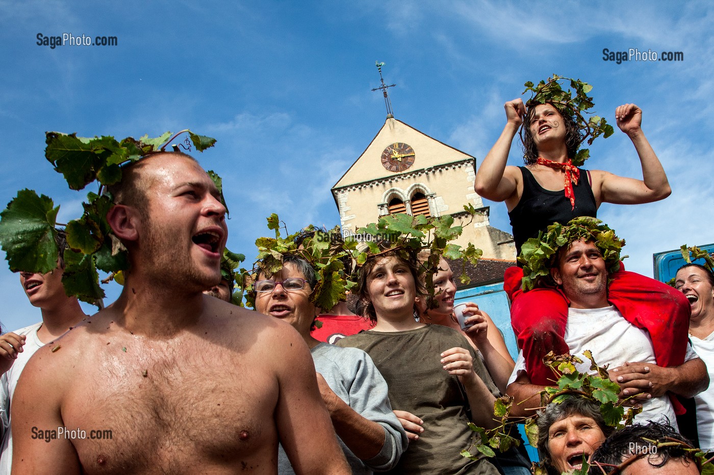 BAN BOURGUIGNON DANS LES VIGNES, FETE TRADITIONNELLE DU DERNIER JOUR DE VENDANGES MANUELLES, BOURGOGNE BLANC, DOMAINE VITICOLE HUBER-VERDEREAU, VOLNAY, COTE-D’OR (21), BOURGOGNE, FRANCE 