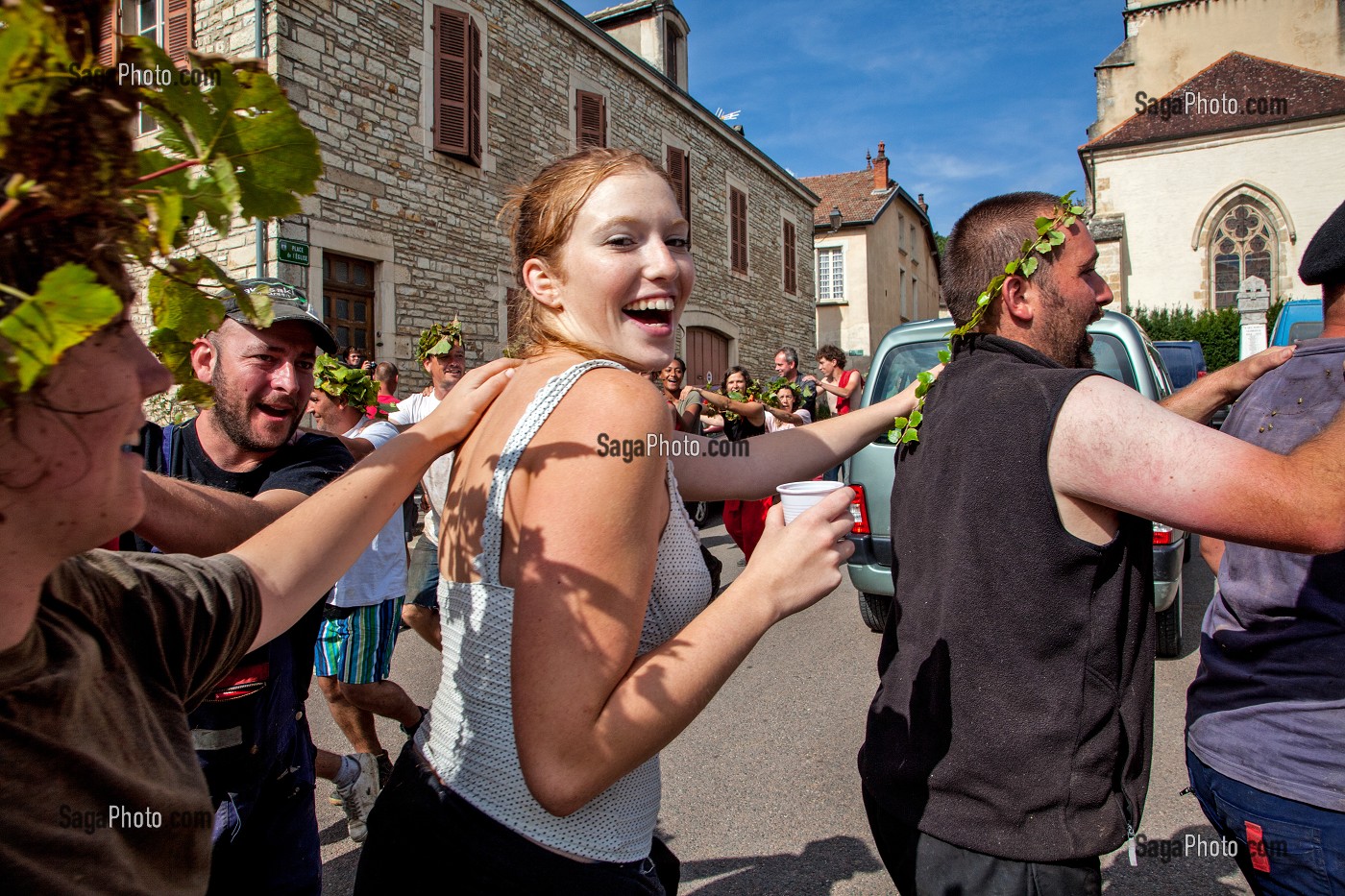 BAN BOURGUIGNON DANS LES VIGNES, FETE TRADITIONNELLE DU DERNIER JOUR DE VENDANGES MANUELLES, BOURGOGNE BLANC, DOMAINE VITICOLE HUBER-VERDEREAU, VOLNAY, COTE-D’OR (21), BOURGOGNE, FRANCE 