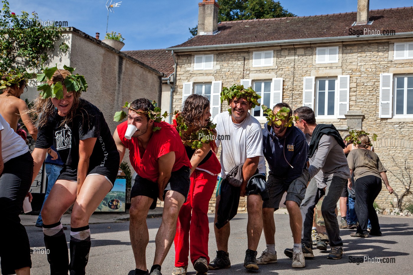 BAN BOURGUIGNON DANS LES VIGNES, FETE TRADITIONNELLE DU DERNIER JOUR DE VENDANGES MANUELLES, BOURGOGNE BLANC, DOMAINE VITICOLE HUBER-VERDEREAU, VOLNAY, COTE-D’OR (21), BOURGOGNE, FRANCE 