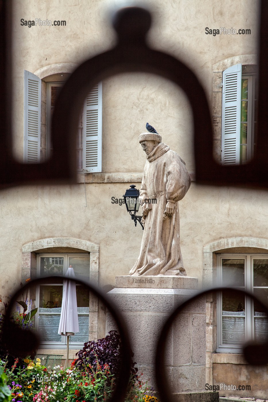 STATUE DE NICOLAS ROLIN REALISEE EN 1914 PAR HENRI BOUCHARD, COUR DES FONDATEURS, HOTEL-DIEU, HOSPICES DE BEAUNE, HOPITAL POUR LES PAUVRES EDIFIE AU MOYEN AGE, BEAUNE, COTE D’OR (21), BOURGOGNE, FRANCE 
