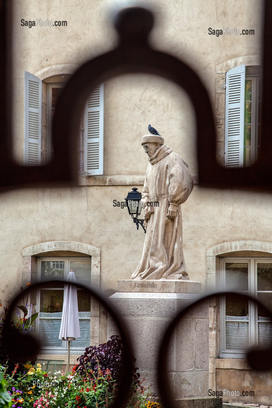 STATUE DE NICOLAS ROLIN REALISEE EN 1914 PAR HENRI BOUCHARD, COUR DES FONDATEURS, HOTEL-DIEU, HOSPICES DE BEAUNE, HOPITAL POUR LES PAUVRES EDIFIE AU MOYEN AGE, BEAUNE, COTE D’OR (21), BOURGOGNE, FRANCE 