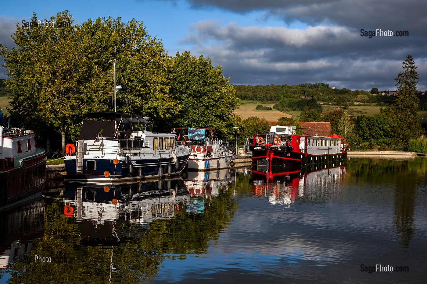 PENICHES SUR LE CANAL DE BOURGOGNE, PORT DE VANDENESSE-EN-AUXOIS, COTE D’OR (21), BOURGOGNE, FRANCE 