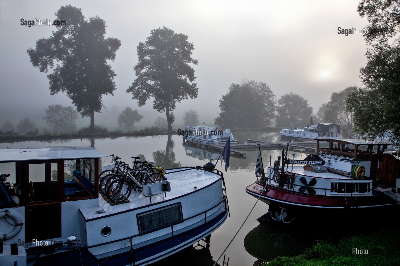 BATEAUX TOURISTIQUES SUR LE CANAL DE BOURGOGNE, PORT DE PONT-D'OUCHE, COTE D’OR (21), BOURGOGNE, FRANCE 