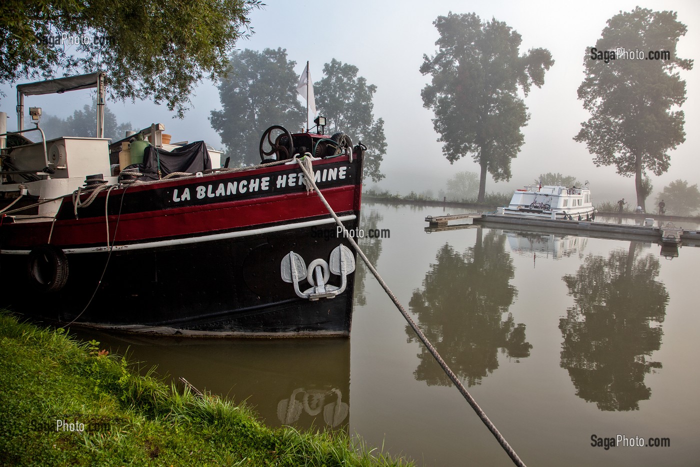 BATEAUX TOURISTIQUES SUR LE CANAL DE BOURGOGNE, PORT DE PONT-D'OUCHE, COTE D’OR (21), BOURGOGNE, FRANCE 