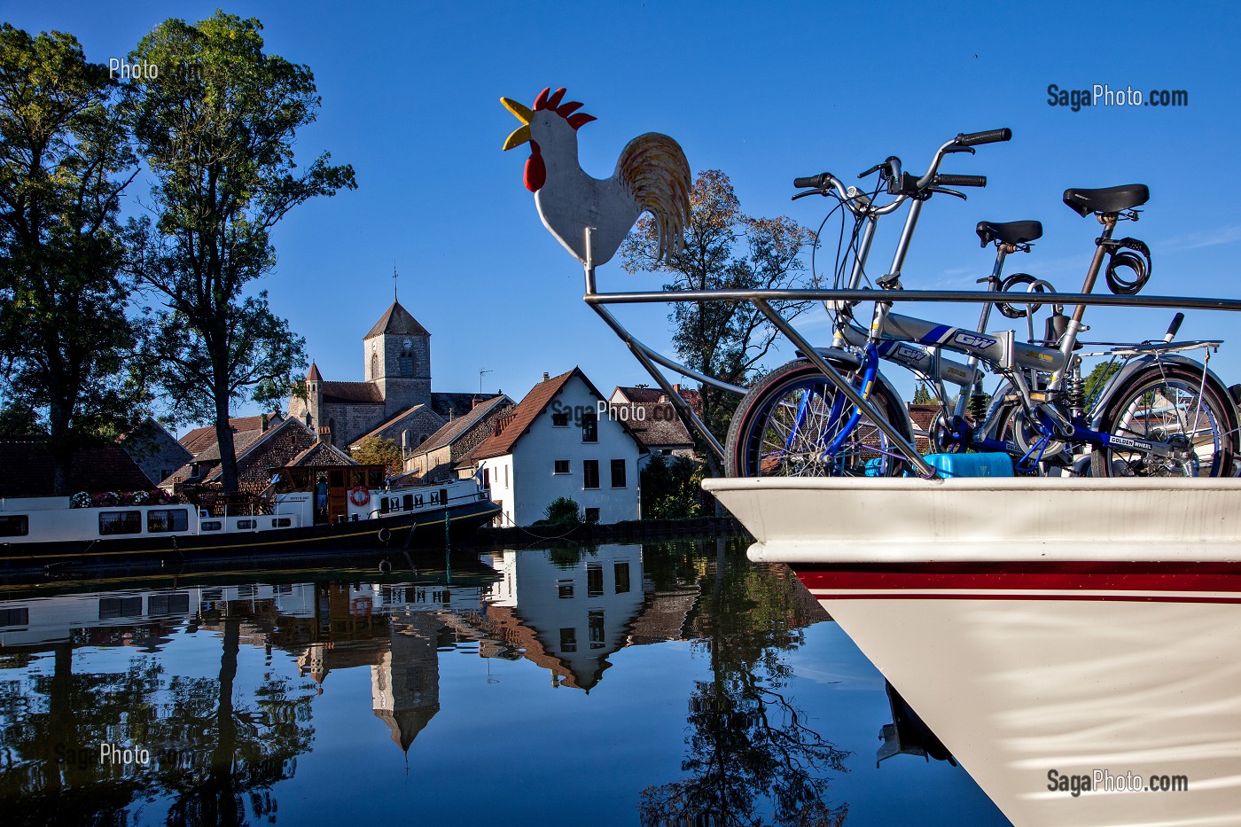 BATEAU TOURISTIQUE ET PENICHE SUR LE CANAL DE BOURGOGNE, PORT DE VANDENESSE-EN-AUXOIS, COTE D'OR (21), BOURGOGNE, FRANCE 