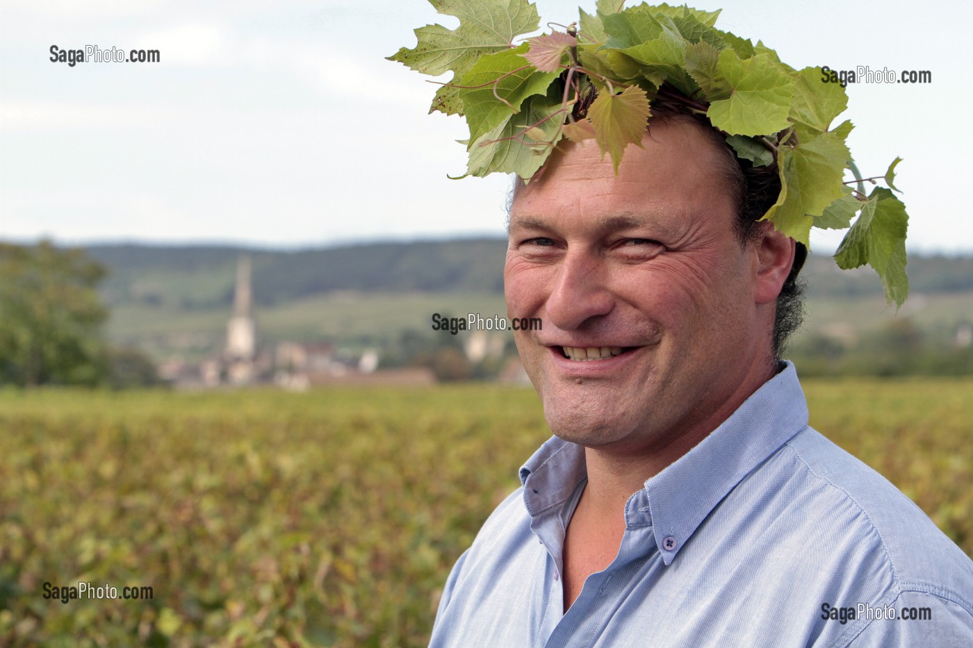 THIEBAULT HUBER, EXPLOITANT VITICULTEUR DU DOMAINE HUBER-VERDEREAU, DANS LES VIGNES DU CLOS DU COLOMBIER, PROPRIETE VITICOLE DE POMMARD, COTE D'OR (21), BOURGOGNE, FRANCE 