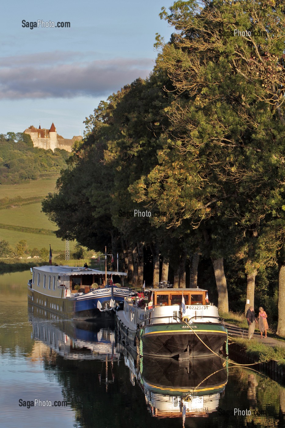 PENICHES SUR LE CANAL DE BOURGOGNE, AVEC EN FOND LE CHATEAU DE CHATEAUNEUF, VANDENESSE-EN-AUXOIS, COTE D’OR (21), BOURGOGNE, FRANCE 