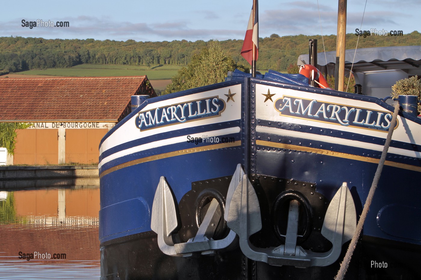 PENICHE SUR LE CANAL DE BOURGOGNE, PORT DE VANDENESSE-EN-AUXOIS, COTE D’OR (21), BOURGOGNE, FRANCE 