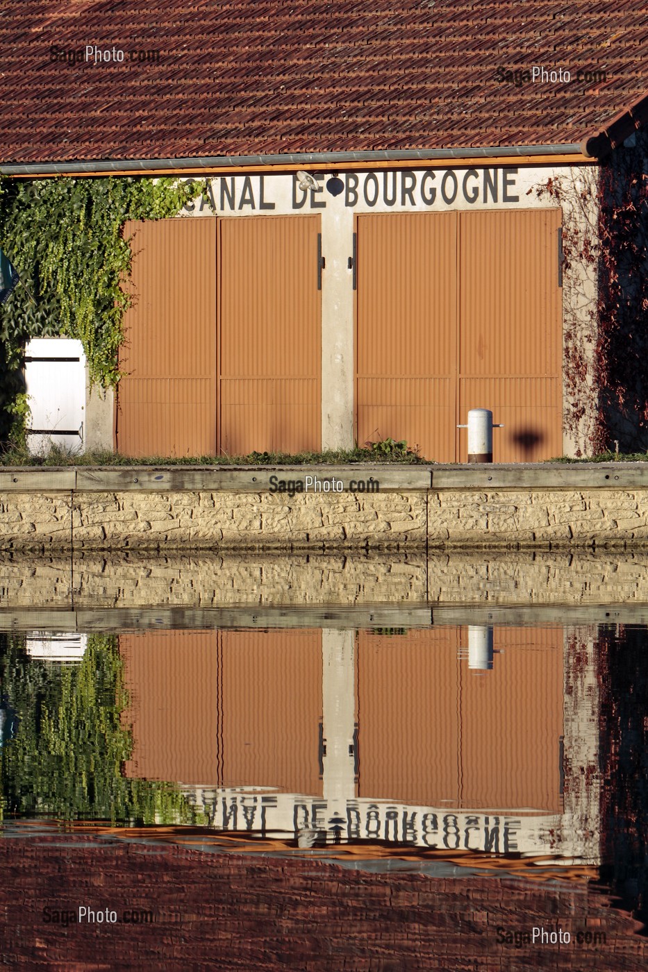 HANGARS AU BORD DU CANAL DE BOURGOGNE, PORT DE VANDENESSE-EN-AUXOIS, COTE D’OR (21), BOURGOGNE, FRANCE 