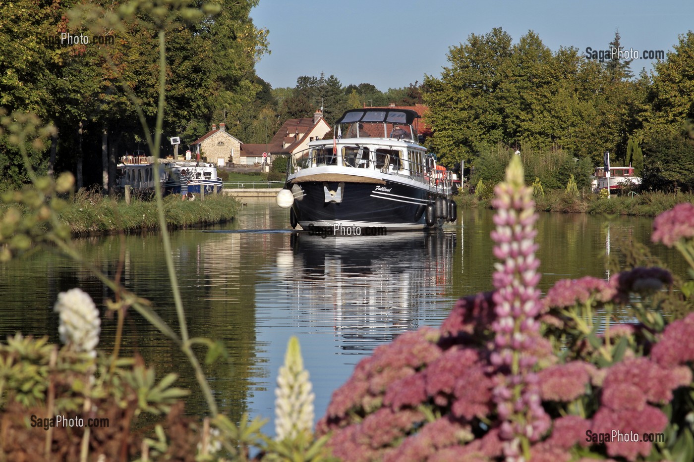 BATEAUX TOURISTIQUES SUR LE CANAL DE BOURGOGNE, PORT DE VANDENESSE-EN-AUXOIS, COTE D’OR (21), BOURGOGNE, FRANCE 