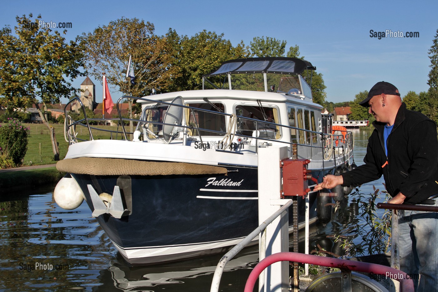 BATEAU TOURISTIQUE SUR LE CANAL DE BOURGOGNE, PORT DE VANDENESSE-EN-AUXOIS, COTE D’OR (21), BOURGOGNE, FRANCE 