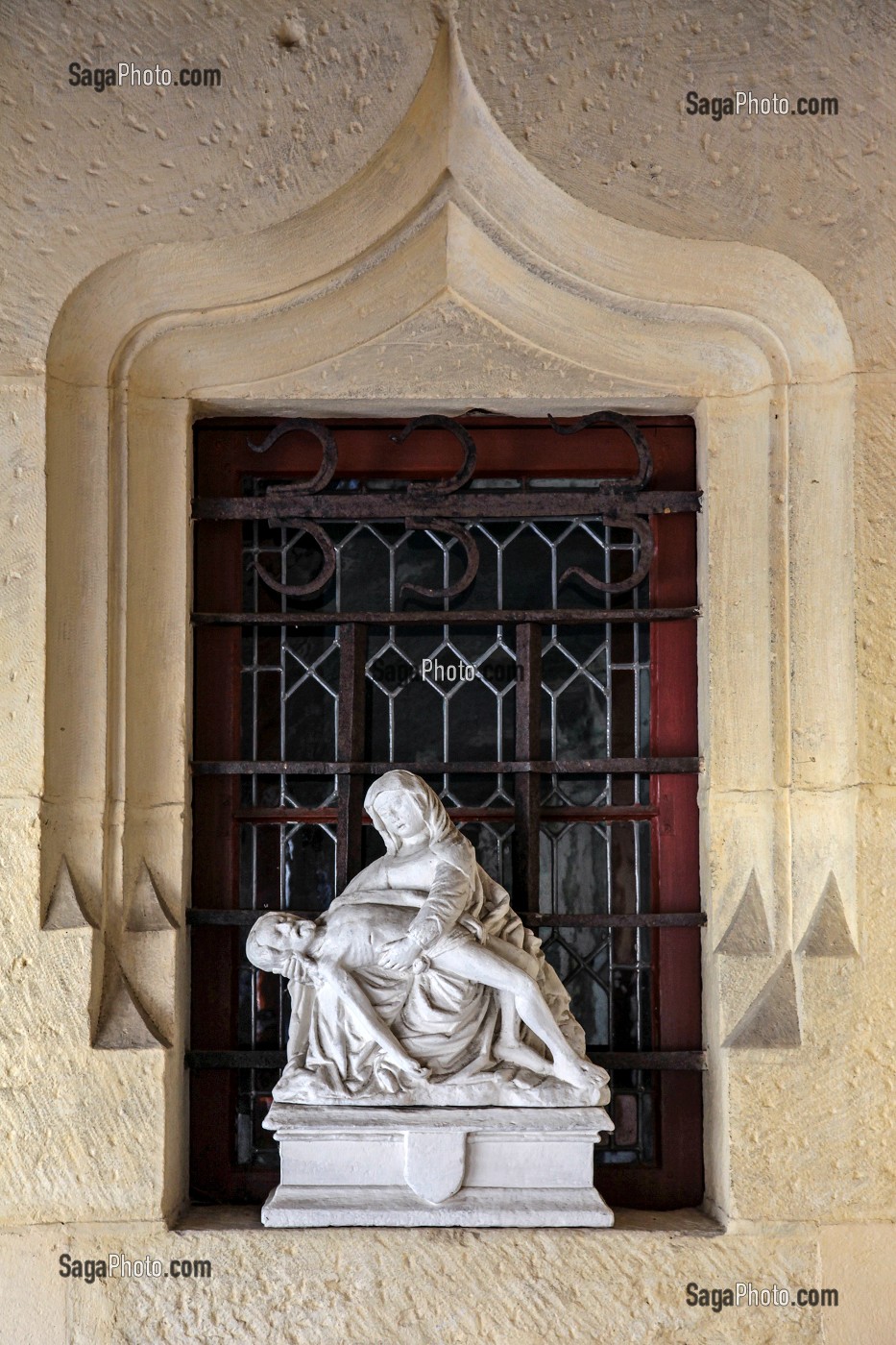 PIETA OU VIERGE DE PITIE, GROUPE SCULPTE EN PIERRE, SALLE SAINT-LOUIS, HOTEL-DIEU, HOSPICES DE BEAUNE, BEAUNE, COTE D’OR (21), BOURGOGNE, FRANCE 