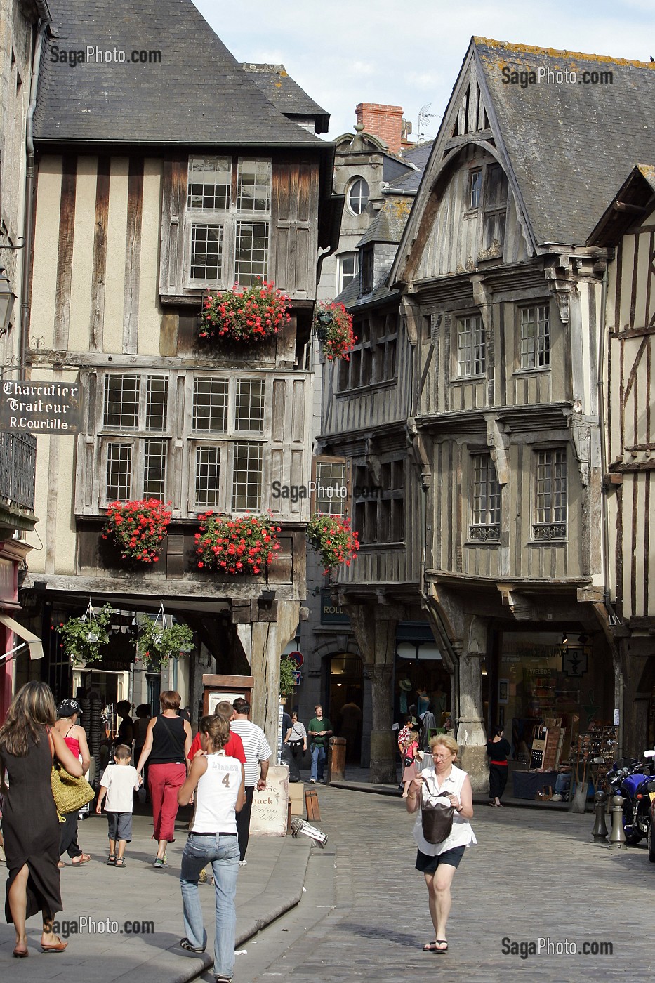 MAISONS A PANS DE BOIS, INTRA-MUROS, VILLE MEDIEVALE DE DINAN, COTES D'ARMOR (22), BRETAGNE, FRANCE 