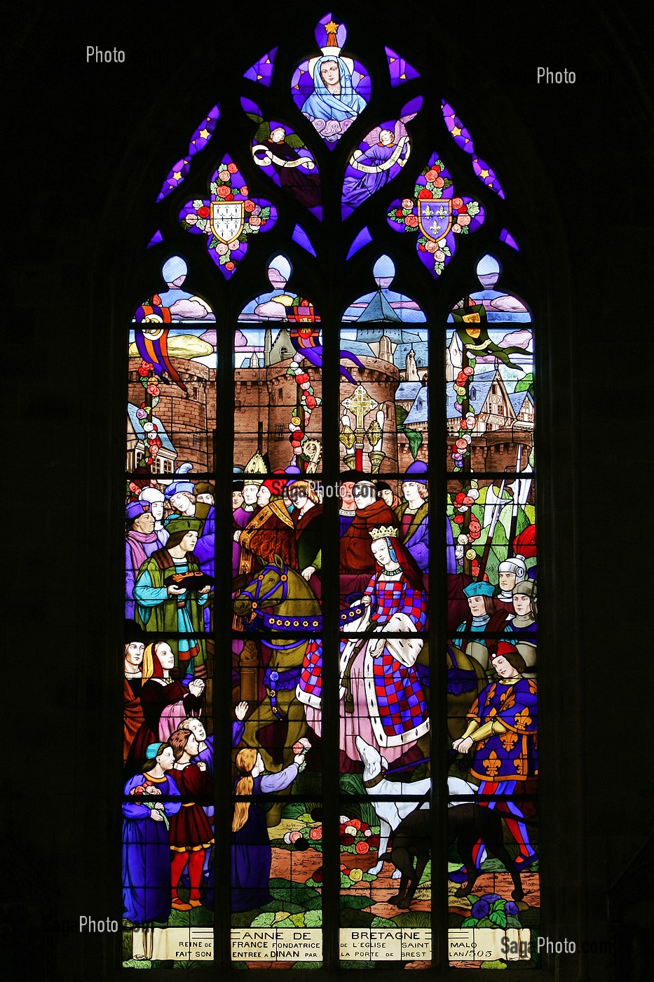 VITRAIL REPRESENTANT ANNE DE BRETAGNE ENTRANT DANS DINAN EN 1503, EGLISE SAINT-MALO, VILLE MEDIEVALE DE DINAN, COTES D'ARMOR (22), FRANCE 