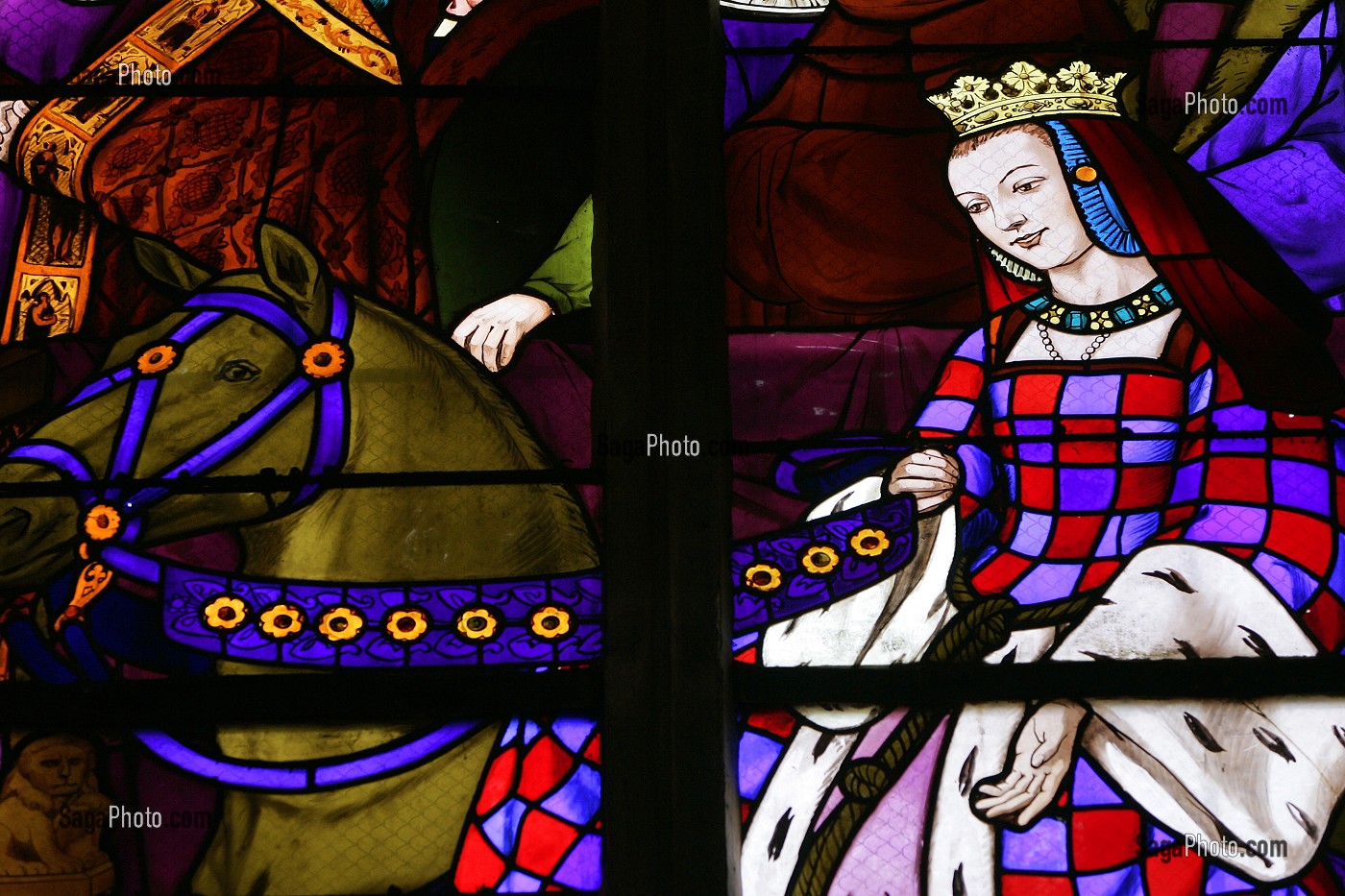 VITRAIL REPRESENTANT ANNE DE BRETAGNE ENTRANT DANS DINAN EN 1503, EGLISE SAINT-MALO, VILLE MEDIEVALE DE DINAN, COTES D'ARMOR (22), FRANCE 
