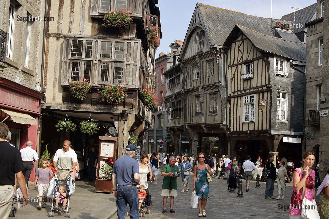 MAISONS A PANS DE BOIS, INTRA-MUROS, VILLE MEDIEVALE DE DINAN, COTES D'ARMOR (22), BRETAGNE, FRANCE 