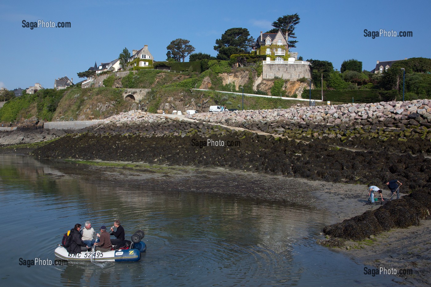 EMBARCATION DEVANT LES VILLAS DU PORT DE SAINT-CAST-LE-GUILDO, COTES-D'ARMOR (22), FRANCE 