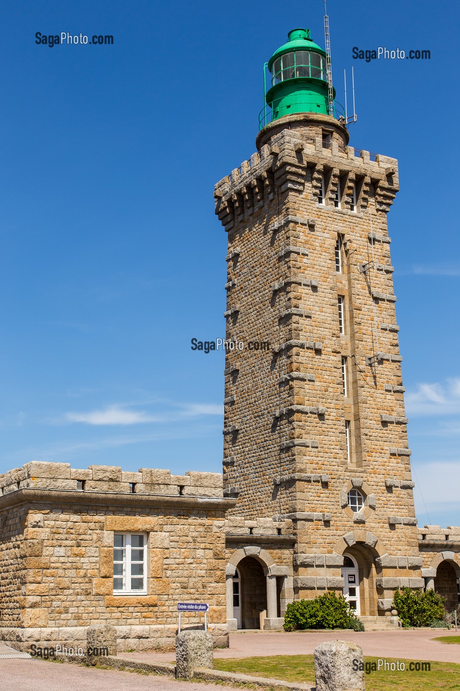 LE PHARE MARITIME DU CAP FREHEL A ETE CONSTRUIT DE 1946 A 1950 SUR LA POINTE DU CAP FREHEL, IL ECLAIRE ET SECURISE LE PASSAGE DE LA BAIE DE SAINT-BRIEUC VERS LA RADE SAINT-MALO, PLEVENON, (22) COTES-D’ARMOR, BRETAGNE, FRANCE 