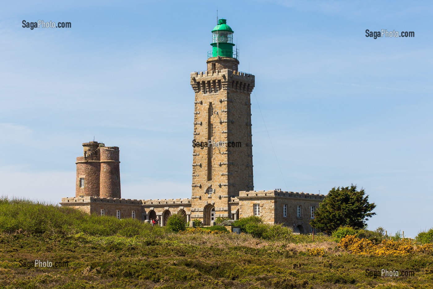 LE PHARE MARITIME DU CAP FREHEL A ETE CONSTRUIT DANS LES ANNEES 50 SUR LA POINTE DU CAP FREHEL, IL ECLAIRE ET SECURISE LE PASSAGE DE LA BAIE DE SAINT-BRIEUC VERS LA RADE SAINT-MALO, PLEVENON, (22) COTES-D’ARMOR, BRETAGNE, FRANCE 