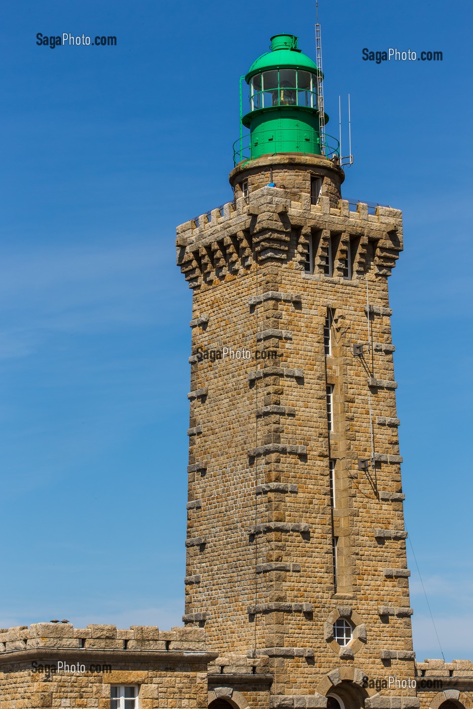 LE PHARE MARITIME DU CAP FREHEL A ETE CONSTRUIT DANS LES ANNEES 50 SUR LA POINTE DU CAP FREHEL, IL ECLAIRE ET SECURISE LE PASSAGE DE LA BAIE DE SAINT-BRIEUC VERS LA RADE SAINT-MALO, PLEVENON, (22) COTES-D’ARMOR, BRETAGNE, FRANCE 