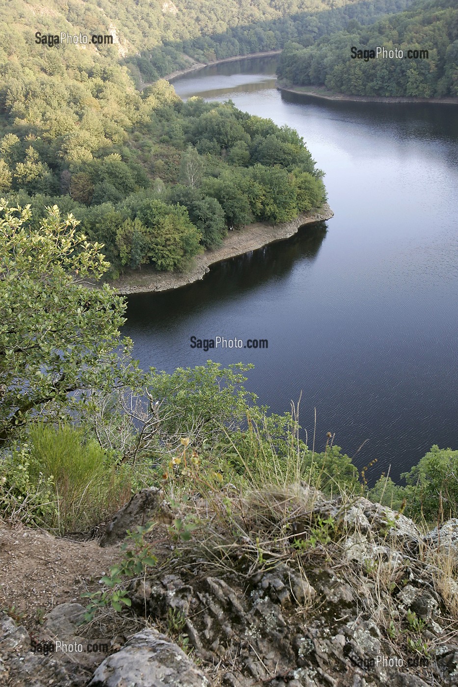 LAC DE RETENU DU BARRAGE DE ROCHEBUT OU SE REJOIGNE LA TARDES ET LE CHER, CREUSE (23), FRANCE 