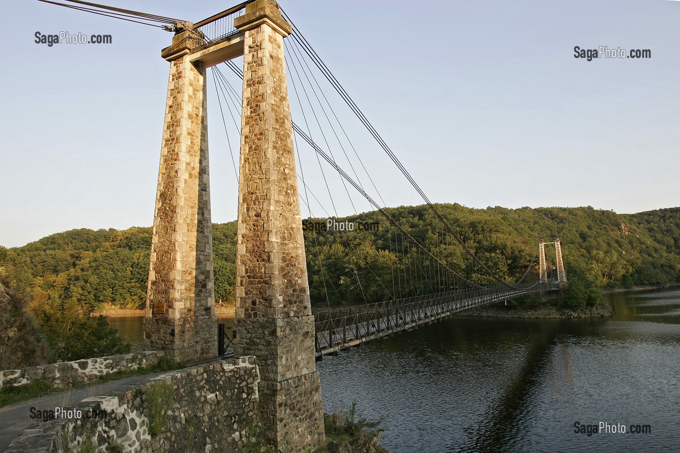 PONT SUSPENDU SUR LE LAC RETENU DU BARRAGE DE ROCHEBUT, CREUSE (23), FRANCE 
