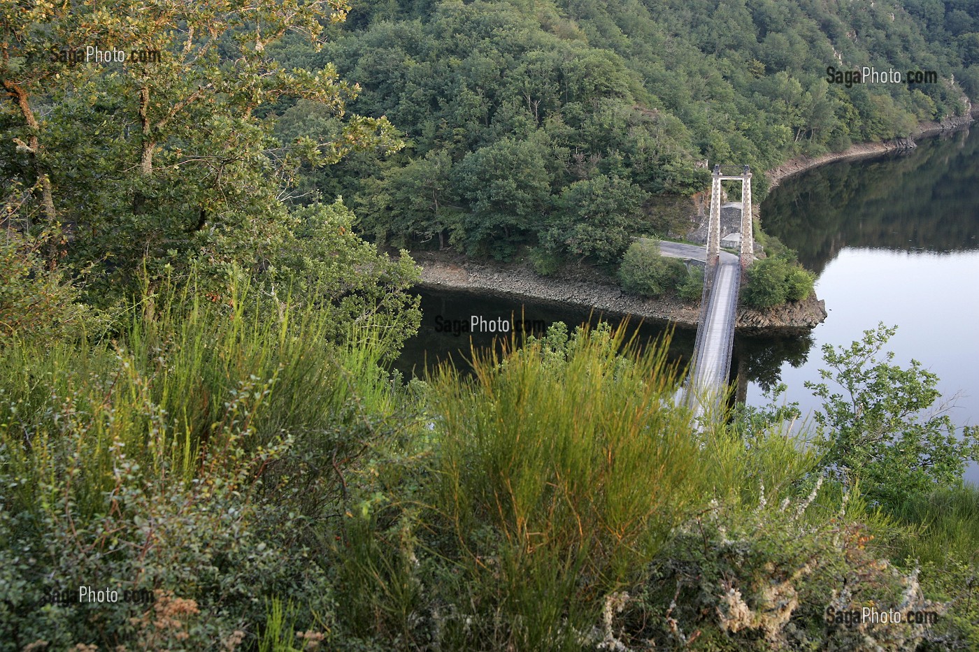 PONT SUSPENDU SUR LE LAC RETENU DU BARRAGE DE ROCHEBUT, CREUSE (23), FRANCE 