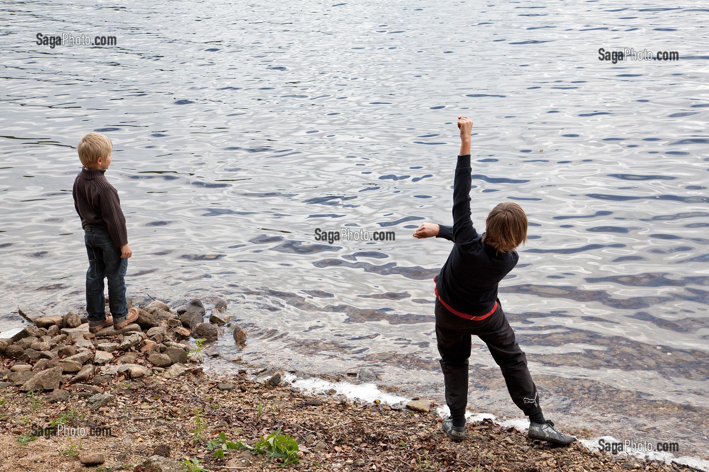 ENFANTS JOUANT DANS L'EAU, LAC DE XC, CREUSE (23), FRANCE 