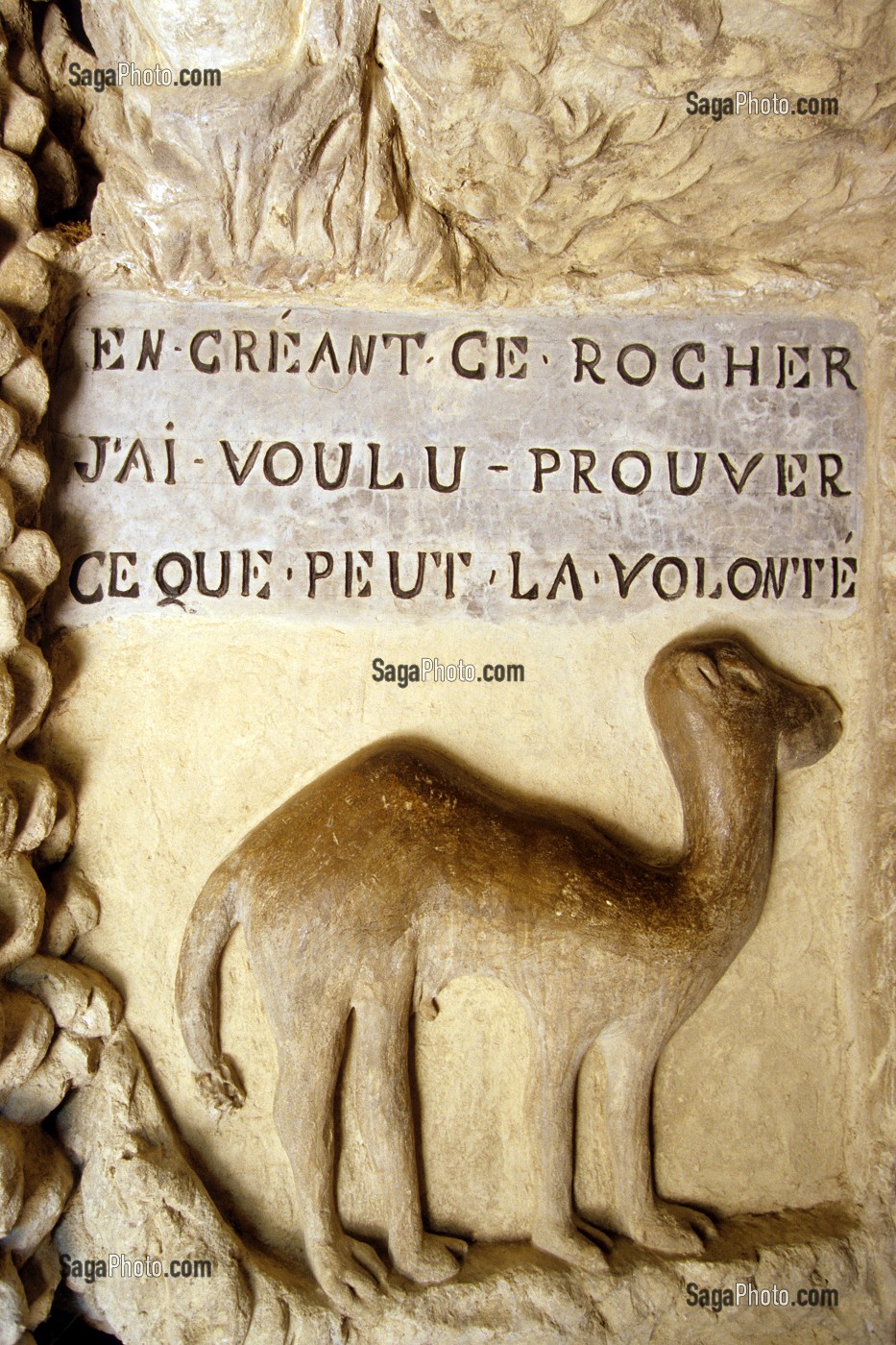 CITATION 'EN CEANT CE ROCHER, J'AI VOULU PROUVER CE QUE FAIRE LA VOLONTE', DETAIL DE LA FACADE DU PALAIS IDEAL DU FACTEUR CHEVAL, HAUTERIVES, DROME (26), FRANCE 