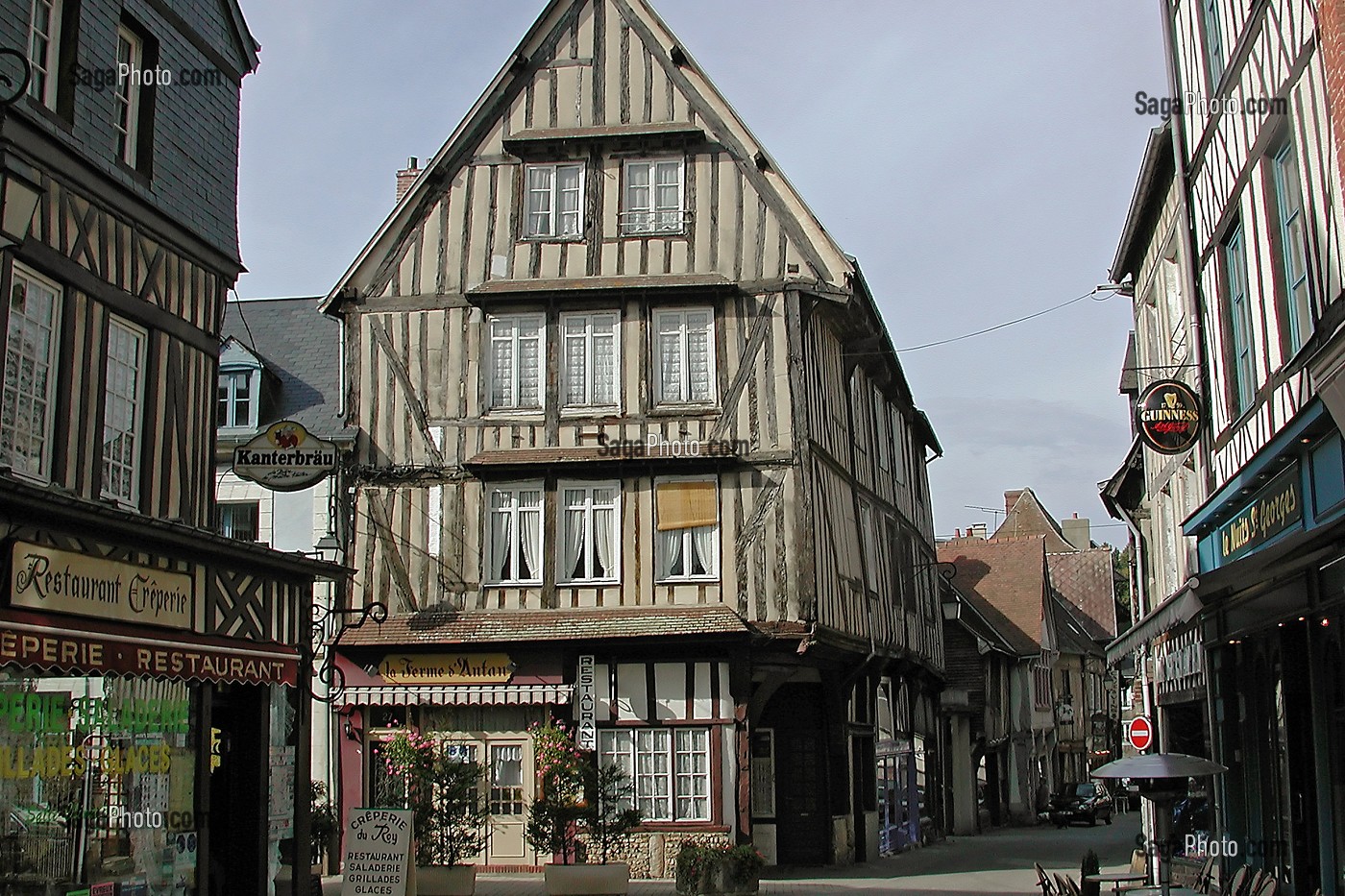 MAISONS NORMANDES A PANS DE BOIS, BERNAY, EURE (27), NORMANDIE, FRANCE 