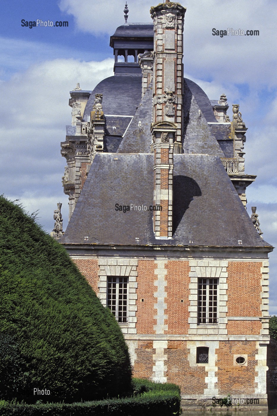 VUE DE L'AILLE GAUCHE DU CHATEAU DE BEAUMESNIL, EURE (27), NORMANDIE, FRANCE 