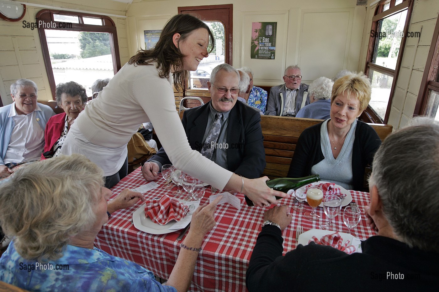 DEJEUNER A BORD DU TRAIN TOURISTIQUE ANCIEN DU CHEMIN DE FER DE LA VALLEE DE L'EURE, PACY-SUR-EURE, EURE (27), NORMANDIE, FRANCE 