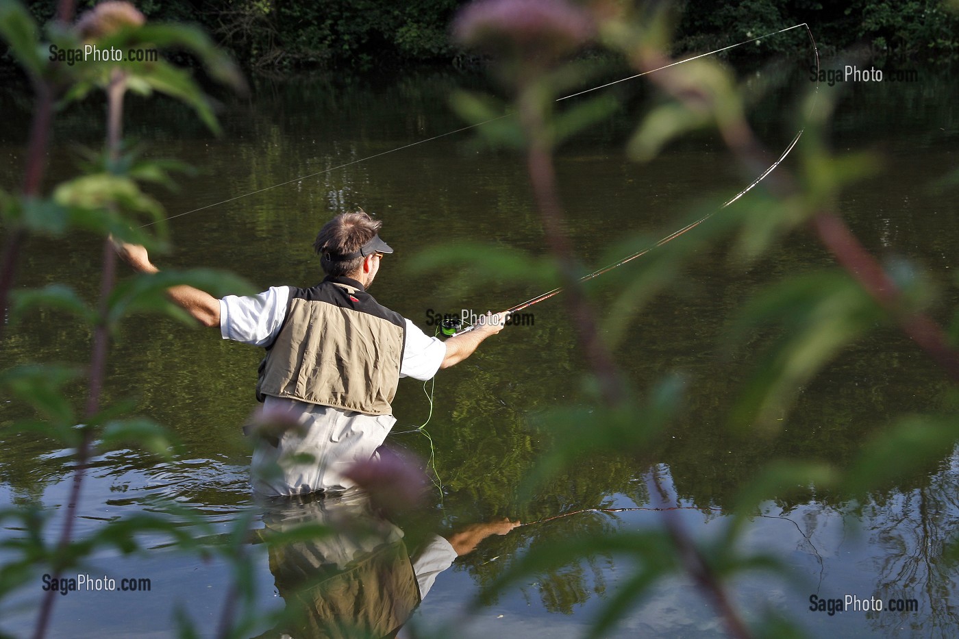 PECHEUR EN ACTION SUR LA RIVIERE L'ITON (GUILLAUME LE GARREC), PARCOURS DE PECHE A LA MOUCHE DU PONT DE LA PHRYGANE, AULNAY-SUR-ITON, EURE (27), NORMANDIE, FRANCE 