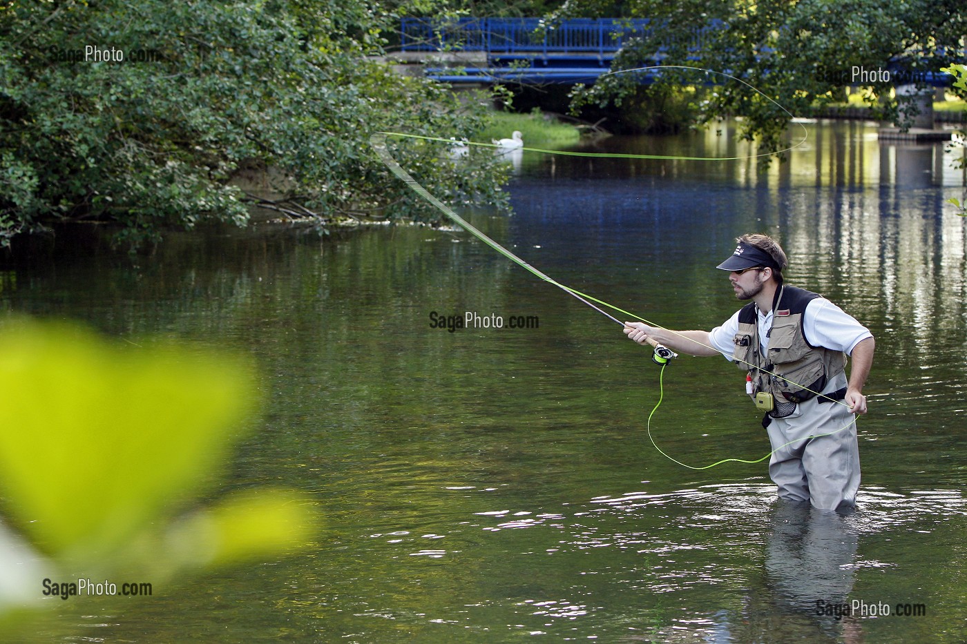 PECHEUR EN ACTION SUR LA RIVIERE L'ITON (GUILLAUME LE GARREC), PARCOURS DE PECHE A LA MOUCHE DU PONT DE LA PHRYGANE, AULNAY-SUR-ITON, EURE (27), NORMANDIE, FRANCE 