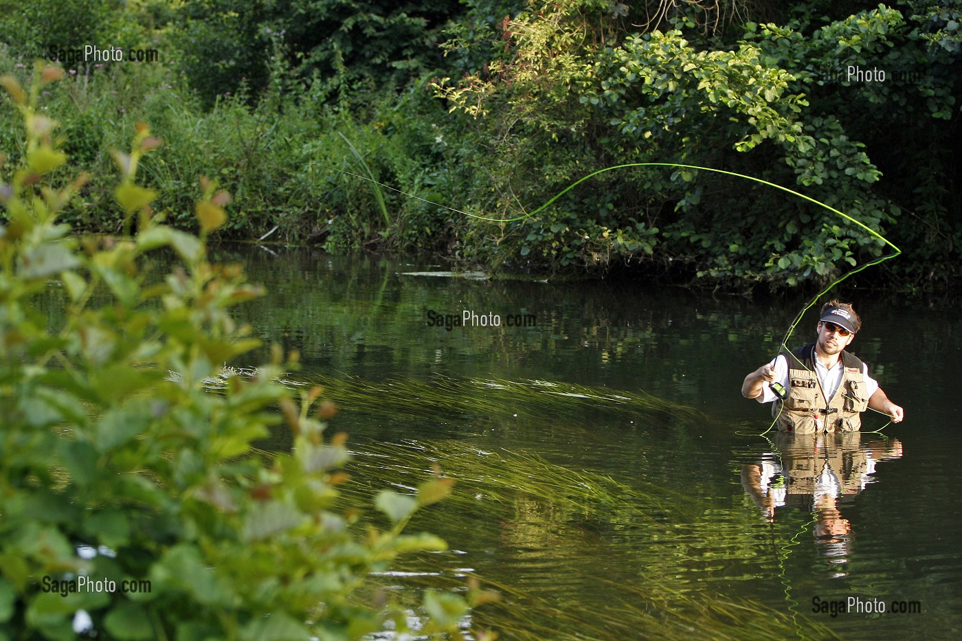 PECHEUR EN ACTION SUR LA RIVIERE L'ITON (GUILLAUME LE GARREC), PARCOURS DE PECHE A LA MOUCHE DU PONT DE LA PHRYGANE, AULNAY-SUR-ITON, EURE (27), NORMANDIE, FRANCE 