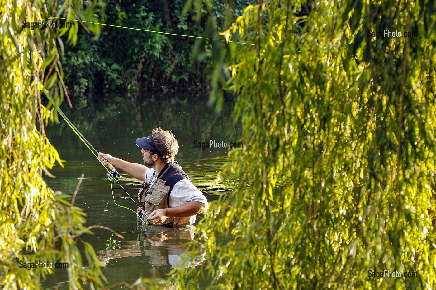 PECHEUR A LA MOUCHE, GUILLAUME LE GARREC SUR LE PARCOURS DU PONT DE LA PHRYGANE, RIVIERE ITON DE PREMIERE CATEGORIE, AULNAY-SUR-ITON, EURE (27), FRANCE 