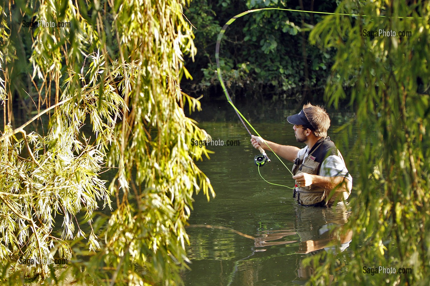 PECHEUR EN ACTION SUR LA RIVIERE L'ITON (GUILLAUME LE GARREC), PARCOURS DE PECHE A LA MOUCHE DU PONT DE LA PHRYGANE, AULNAY-SUR-ITON, EURE (27), NORMANDIE, FRANCE 