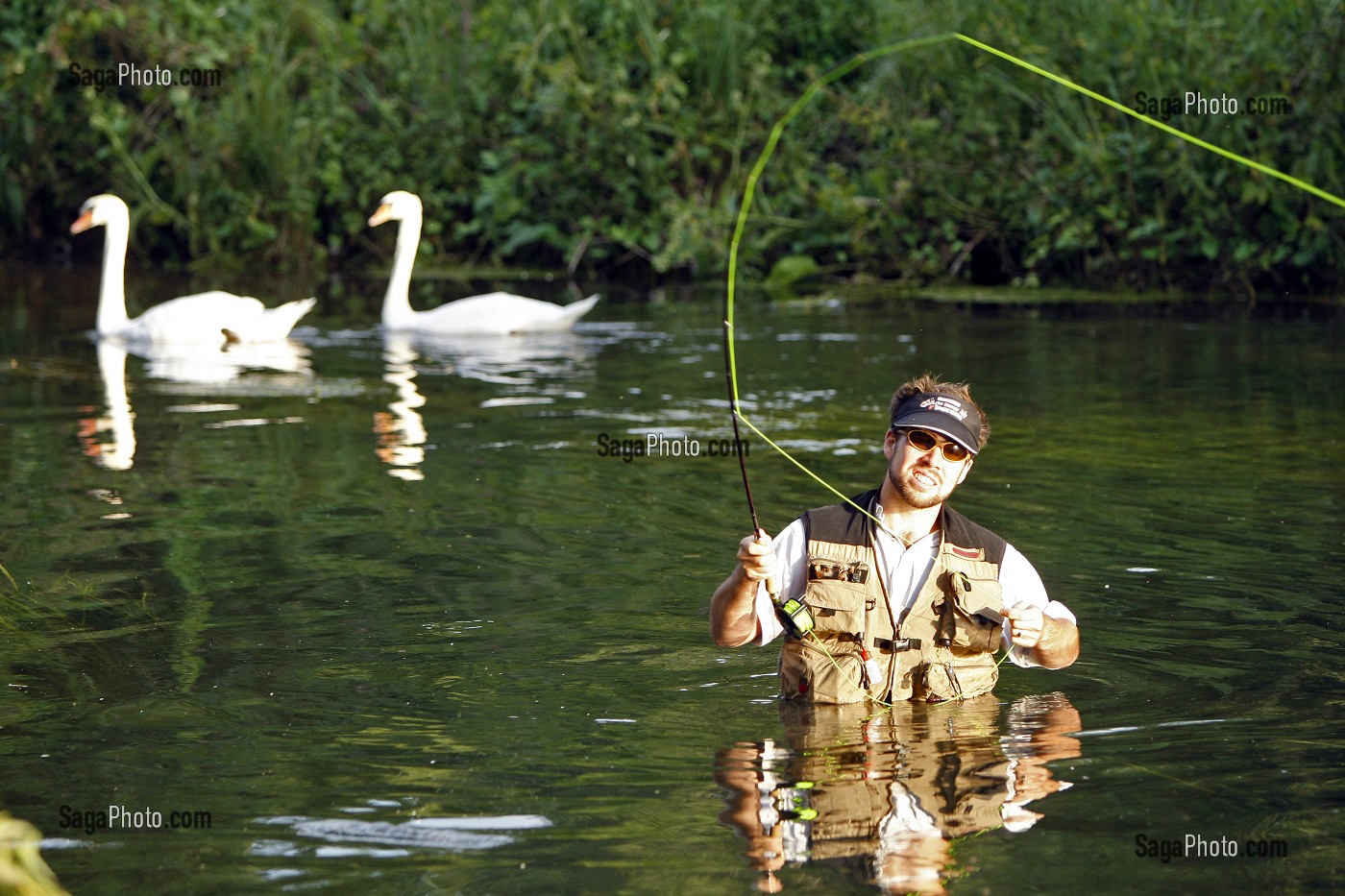 PECHEUR EN ACTION SUR LA RIVIERE L'ITON (GUILLAUME LE GARREC), PARCOURS DE PECHE A LA MOUCHE DU PONT DE LA PHRYGANE, AULNAY-SUR-ITON, EURE (27), NORMANDIE, FRANCE 